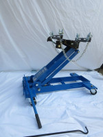 AE&T Домкрат трансмиссионный Т60302 1т