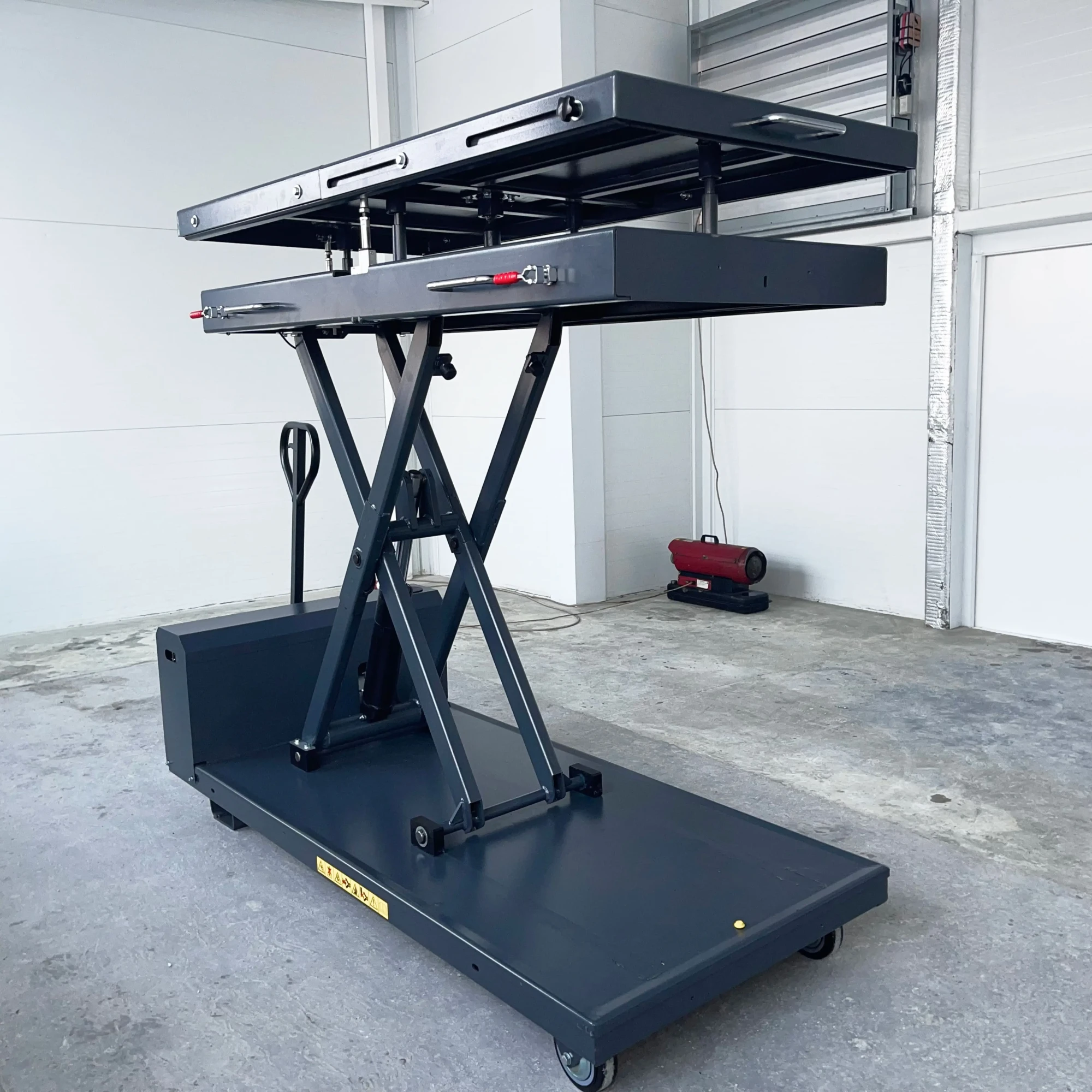 Подъемник ножничный мобильный для обслуживания электромобилей ПГН-7515Е Серый RAL7016