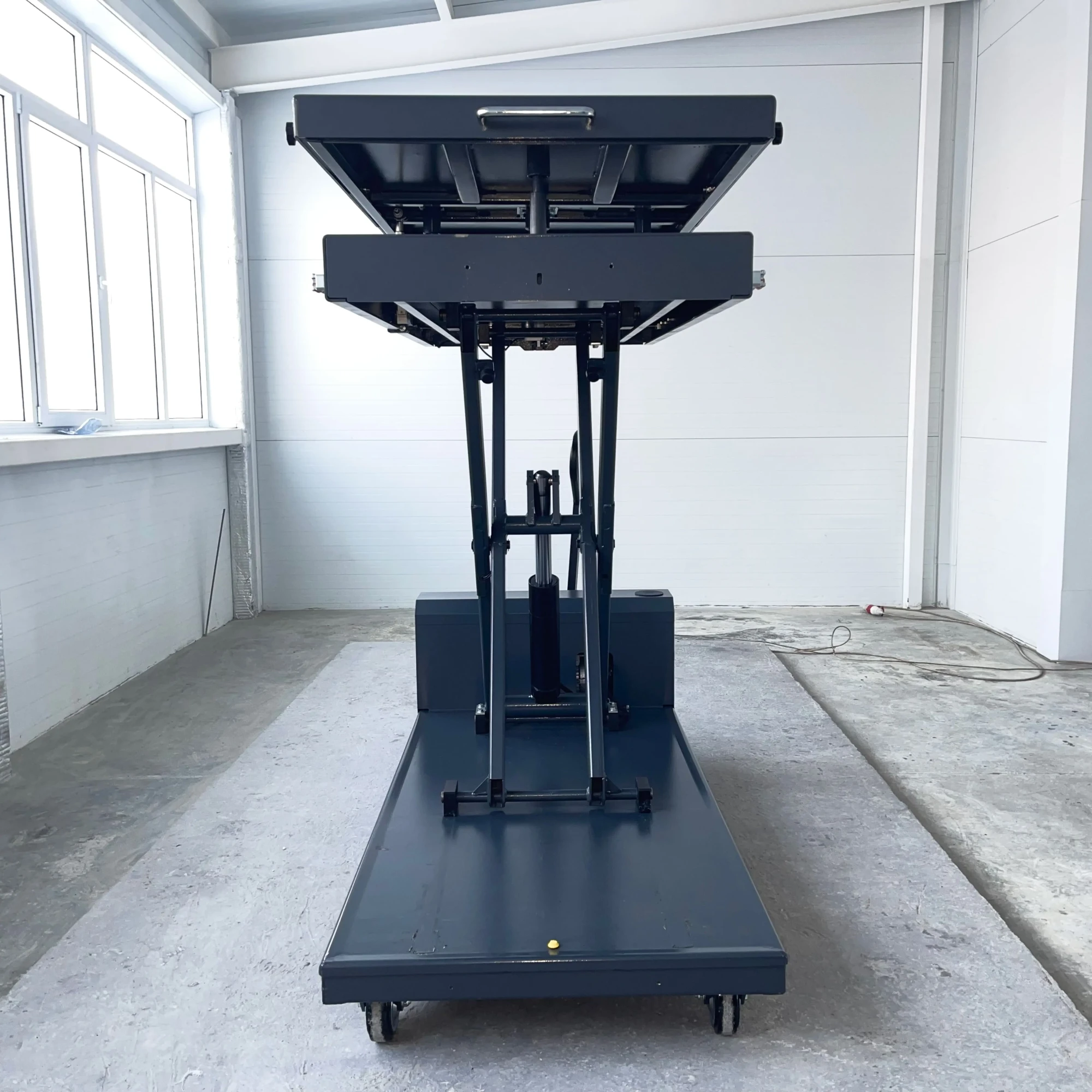 Подъемник ножничный мобильный для обслуживания электромобилей ПГН-7515Е Серый RAL7016