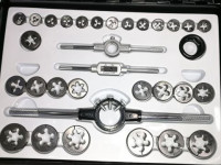 TRX064 Набор метчиков и плашек 64 предмета